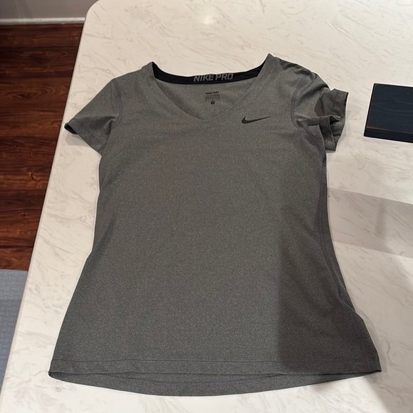 Nike Pro Women's Short Sleeve Gray Tee - Picture 1 of 4